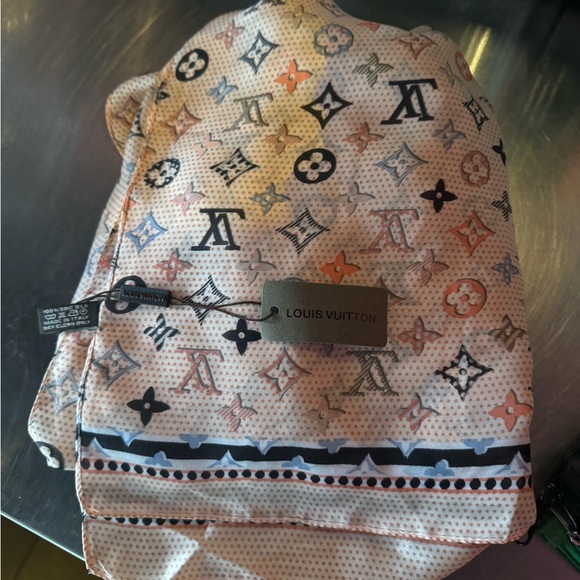 Brand new Louis Vuitton stole silk - Picture 3 of 5